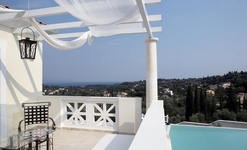 Castello Di Vista Hotel Ипсос Екстериор снимка